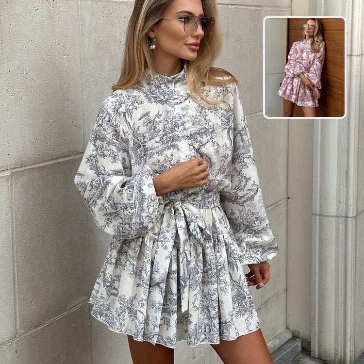 Robe courte à manches longues.
