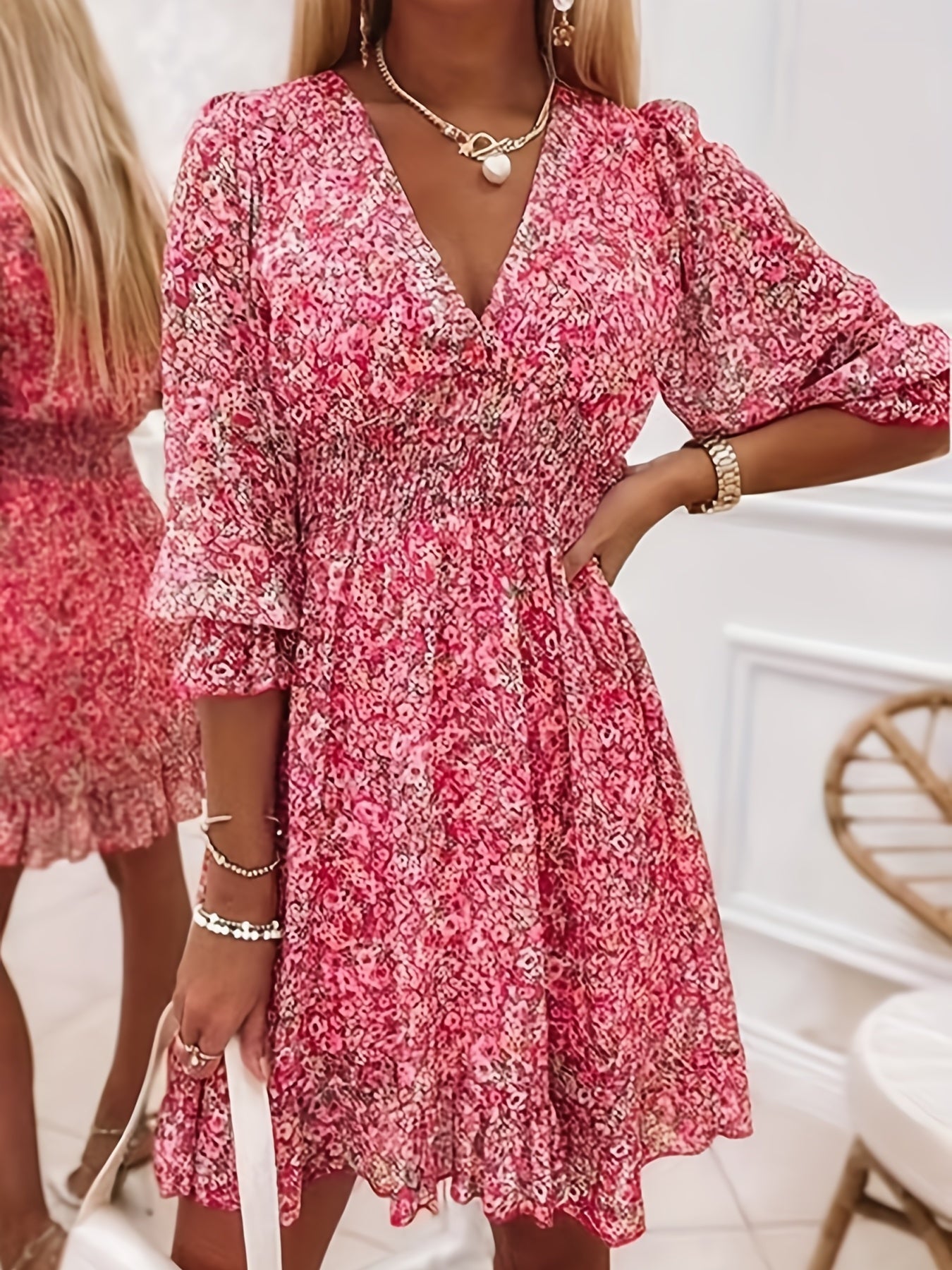 Robe imprimée à col en V avec manches volantées - L'élégance intemporelle