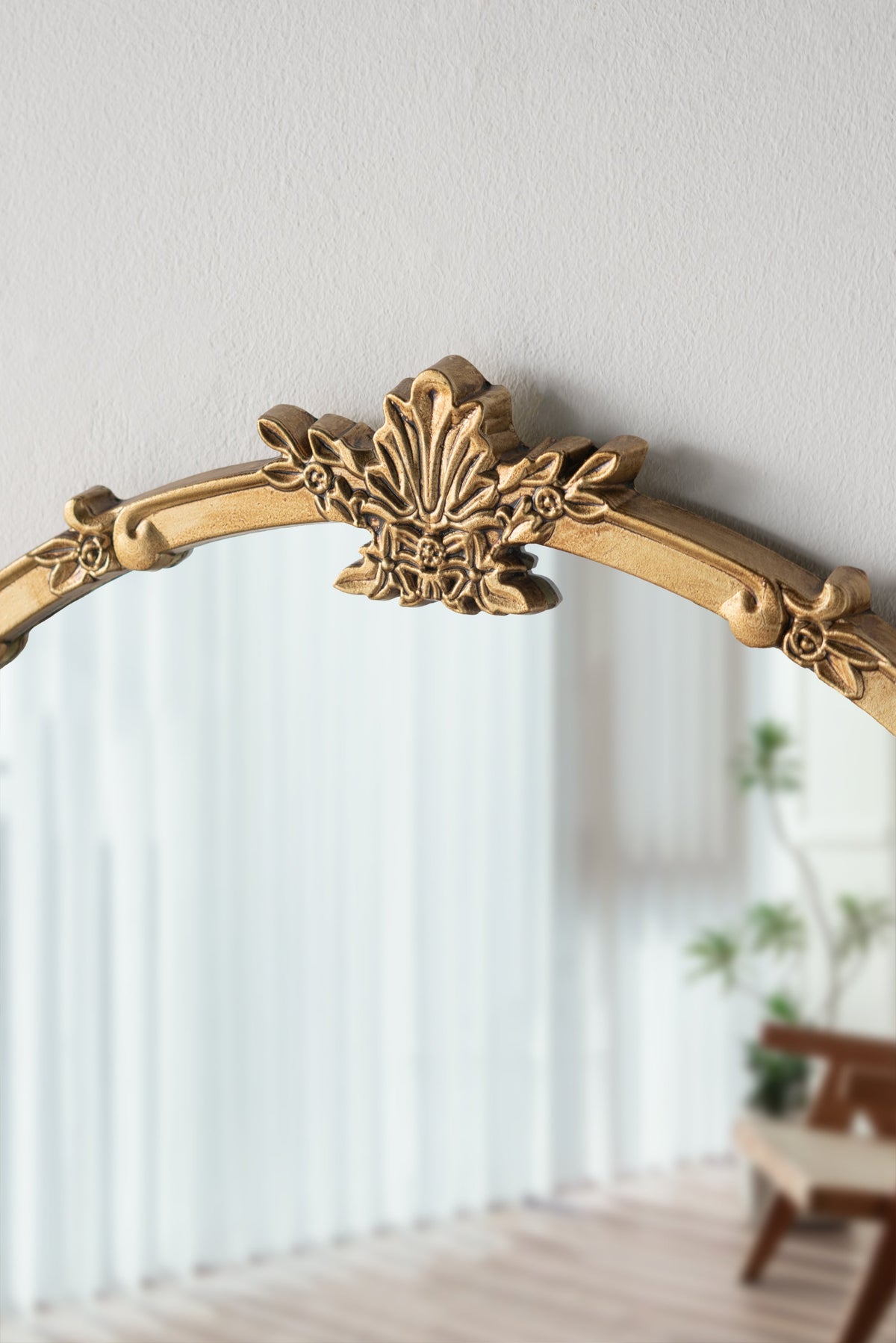 Round Wall Mirror with Decorative Leaf Crest - Gold