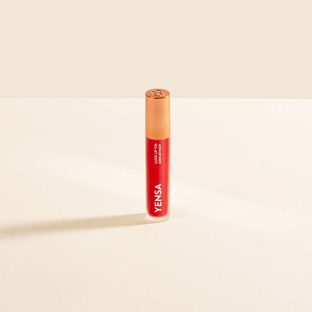 Nourishing lip oil with hyaluronic acid and vitamin E